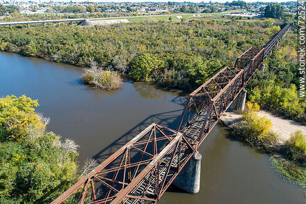 Vista aérea del puente ferroviario que cruza el río Santa Lucía en Florida - Departamento de Florida - URUGUAY. Foto No. 72524