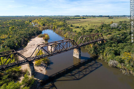 Vista aérea del puente ferroviario que cruza el río Santa Lucía en Florida - Departamento de Florida - URUGUAY. Foto No. 72516