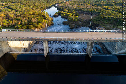 Vista aérea del puente de ruta 76 sobre el río Santa Lucía y represa de Paso Severino - Departamento de Florida - URUGUAY. Foto No. 72567