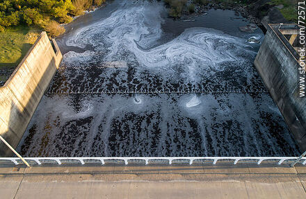 Vista aérea cenital del salto de agua de la represa de Paso Severino - Departamento de Florida - URUGUAY. Foto No. 72571