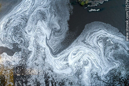 Vista aérea de la espuma del agua luego de la caída de la represa - Departamento de Florida - URUGUAY. Foto No. 72579