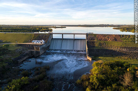 Vista aérea aguas arriba de la represa y su emblase - Departamento de Florida - URUGUAY. Foto No. 72583