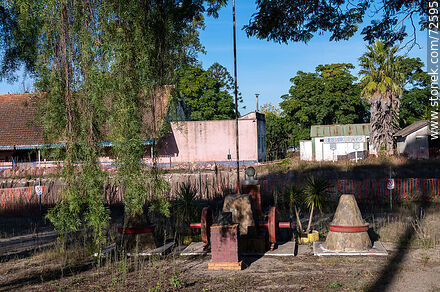 Parque frente a la estación de ferrocarril - Departamento de Florida - URUGUAY. Foto No. 72595