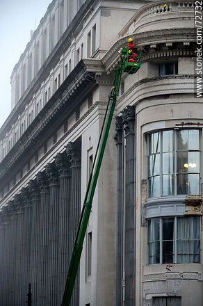 Repairs to the height of the Banco República on Cerrito street - Department of Montevideo - URUGUAY. Photo #72732