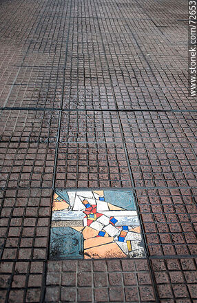 Collage de azulejos en la calle Washington - Departamento de Montevideo - URUGUAY. Foto No. 72653