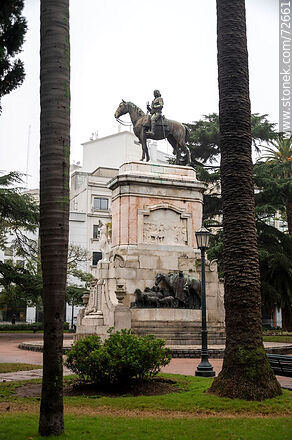 Estatua monumento de Bruno Mauricio de Zabala - Departamento de Montevideo - URUGUAY. Foto No. 72661