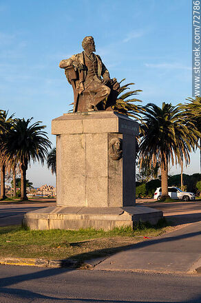 Monumento estatua de Juan Zorrilla de San Martín en la rambla Gandhi - Departamento de Montevideo - URUGUAY. Foto No. 72786