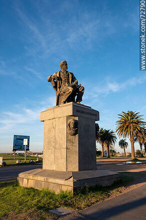 Monumento estatua de Juan Zorrilla de San Martín en la rambla Gandhi - Departamento de Montevideo - URUGUAY. Foto No. 72790