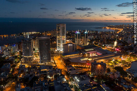 Vista aérea al anochecer del microcentro del Buceo, sus torres y su shopping - Departamento de Montevideo - URUGUAY. Foto No. 72857