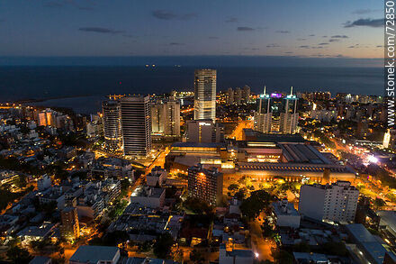 Vista aérea al anochecer del microcentro del Buceo, sus torres y su shopping - Departamento de Montevideo - URUGUAY. Foto No. 72850