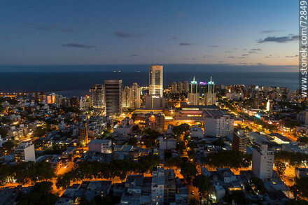 Vista aérea al anochecer del microcentro del Buceo, sus torres y su shopping - Departamento de Montevideo - URUGUAY. Foto No. 72849
