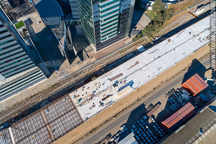 Vista aérea de la construcción del viaducto sobre la rambla Sudamérica al lado del puerto - Departamento de Montevideo - URUGUAY. Foto No. 72880