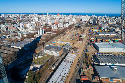 Vista aérea de la construcción del viaducto sobre la rambla Sudamérica al lado del puerto - Departamento de Montevideo - URUGUAY. Foto No. 72870