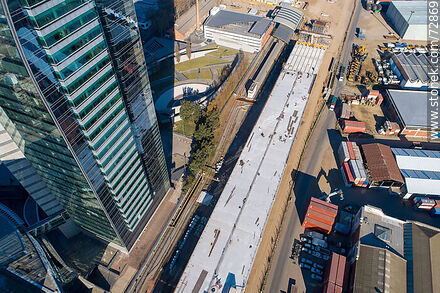 Vista aérea de la construcción del viaducto sobre la rambla Sudamérica al lado del puerto - Departamento de Montevideo - URUGUAY. Foto No. 72869