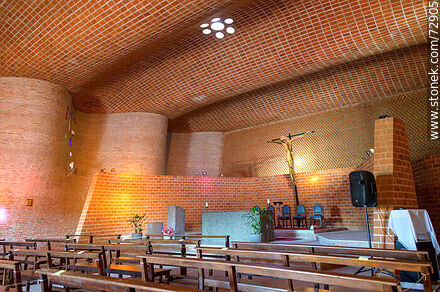 Vista general del interior de la iglesia del Cristo Obrero en Estación Atlántida - Departamento de Canelones - URUGUAY. Foto No. 72905
