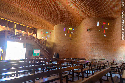 Vista general del interior de la iglesia del Cristo Obrero en Estación Atlántida - Departamento de Canelones - URUGUAY. Foto No. 72907