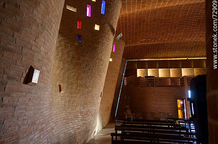 Vista parcial del interior de la iglesia del Cristo Obrero de Eladio Dieste - Departamento de Canelones - URUGUAY. Foto No. 72909