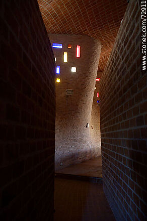 Vista parcial del interior de la iglesia del Cristo Obrero de Eladio Dieste - Departamento de Canelones - URUGUAY. Foto No. 72911