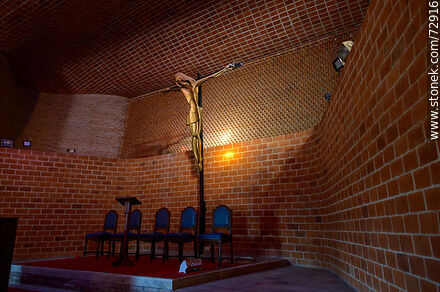 Crucifijo en la iglesia del Cristo Obrero de Eladio Dieste - Departamento de Canelones - URUGUAY. Foto No. 72916