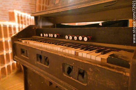 Antigua pianola en la iglesia del Cristo Obrero de Eladio Dieste - Departamento de Canelones - URUGUAY. Foto No. 72921