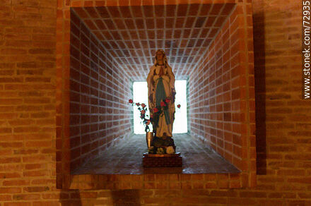 Virgen en lucernario - Departamento de Canelones - URUGUAY. Foto No. 72935