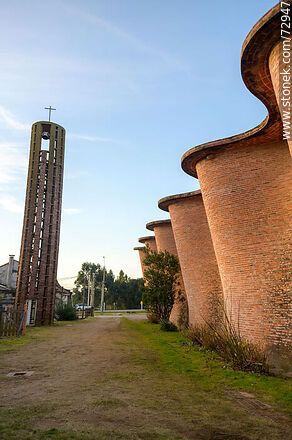 Paredes curvas exteriores y campanario de la iglesia del Cristo Obrero de Eladio Dieste - Departamento de Canelones - URUGUAY. Foto No. 72947