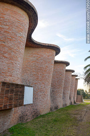 Paredes curvas exteriores  de la iglesia del Cristo Obrero de Eladio Dieste - Departamento de Canelones - URUGUAY. Foto No. 72950