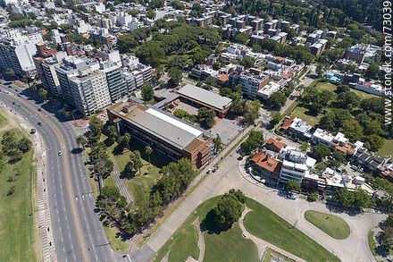 Vista aérea del Liceo Frances sobre la rambla Armenia - Departamento de Montevideo - URUGUAY. Foto No. 73039