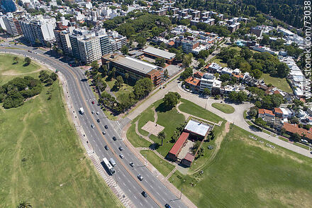 Vista aérea de la Aduana de Oribe, Liceo Francés y edificios de la rambla Armenia - Departamento de Montevideo - URUGUAY. Foto No. 73038
