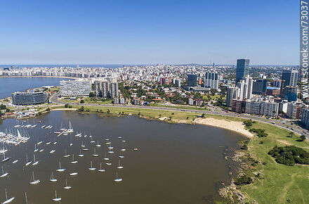 Vista aérea de la bahía del Puerto del Buceo y edificios y torres aledaños - Departamento de Montevideo - URUGUAY. Foto No. 73037