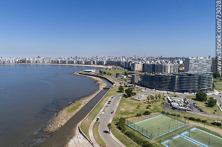 Vista aérea de las canchas de fútbol del Yatch Club - Departamento de Montevideo - URUGUAY. Foto No. 73028