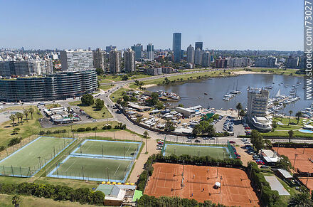 Vista aérea de las canchas de fútbol y tenis del Yatch Club - Departamento de Montevideo - URUGUAY. Foto No. 73027