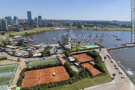 Vista aérea de las canchas de fútbol y tenis del Yatch Club - Departamento de Montevideo - URUGUAY. Foto No. 73026