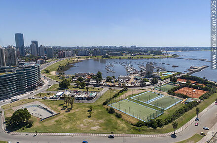 Vista aérea de las canchas de fútbol y tenis del Yatch Club - Departamento de Montevideo - URUGUAY. Foto No. 73025