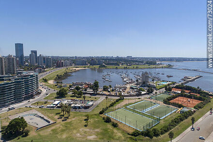 Vista aérea de las canchas de fútbol y tenis del Yatch Club - Departamento de Montevideo - URUGUAY. Foto No. 73024
