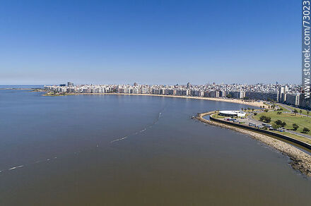 Vista aérea lejana de la rambla de Pocitos - Departamento de Montevideo - URUGUAY. Foto No. 73023