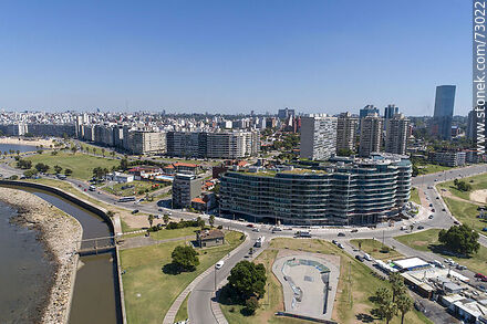 Vista aérea de la rambla Armenia, edificio Forum - Departamento de Montevideo - URUGUAY. Foto No. 73022