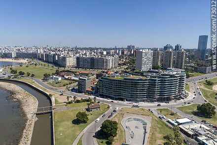 Vista aérea de la rambla Armenia, edificio Forum - Departamento de Montevideo - URUGUAY. Foto No. 73012