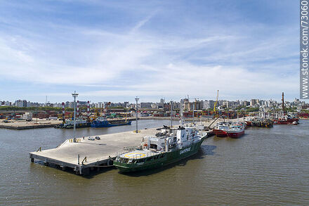 Vista aérea del barco Esperanza de Greenpeace atracado en el muelle C - Departamento de Montevideo - URUGUAY. Foto No. 73060