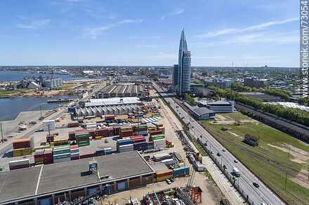 Vista aérea de la rambla Sudamérica, el complejo de Antel, contenedores y depósitos en el área portuaria en 2019 - Departamento de Montevideo - URUGUAY. Foto No. 73054