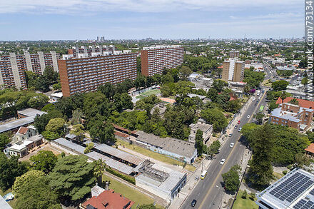 Vista aérea de la Avenida MIllán y el Parque Posadas - Departamento de Montevideo - URUGUAY. Foto No. 73134