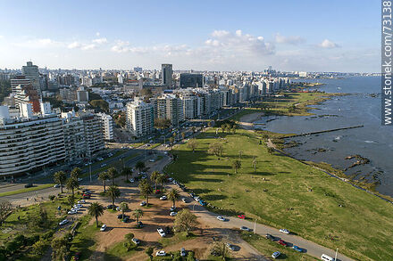 Vista aérea de la Rambla Mahatma Gandhi en Punta Carretas - Departamento de Montevideo - URUGUAY. Foto No. 73138
