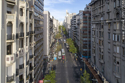 Vista aérea de la Av. 18 de Julio, a la izquierda el Palacio Rinaldi y a la derecha el Palacio Salvo - Departamento de Montevideo - URUGUAY. Foto No. 73166