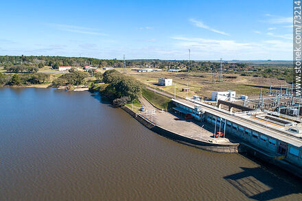 Vista aérea de la represa de Baygorria en el río Negro - Departamento de Durazno - URUGUAY. Foto No. 73214
