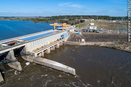 Vista aérea de la represa de Baygorria en el río Negro - Departamento de Durazno - URUGUAY. Foto No. 73212