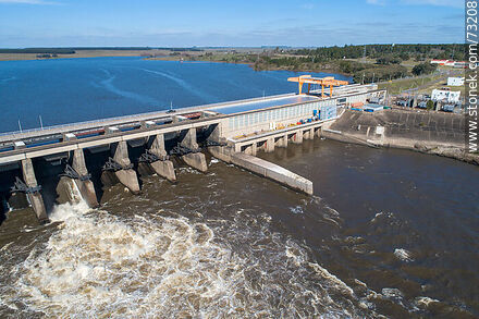 Vista aérea de la represa de Baygorria en el río Negro - Departamento de Durazno - URUGUAY. Foto No. 73208