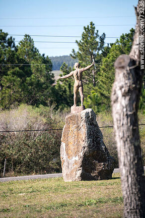 Estatua de un indio desnudo de espaldas - Departamento de Durazno - URUGUAY. Foto No. 73236