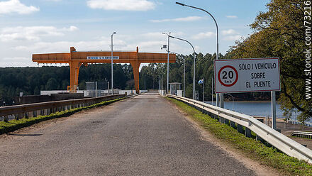 Puente y grúa pórtico sobre la represa del Río Negro - Departamento de Durazno - URUGUAY. Foto No. 73216