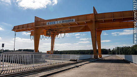 Puente y grúa pórtico sobre la represa del Río Negro - Departamento de Durazno - URUGUAY. Foto No. 73217