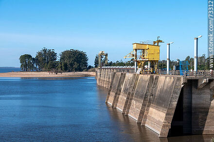 Represa hidroeléctrica Rincón del Bonete aguas arriba - Departamento de Tacuarembó - URUGUAY. Foto No. 73312
